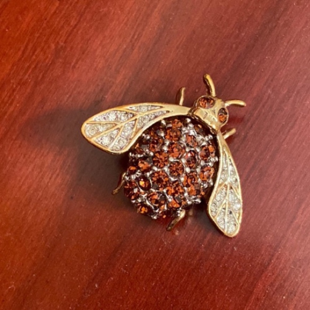 Gold toned clear and maple coloured crystal bee pin or brooch.